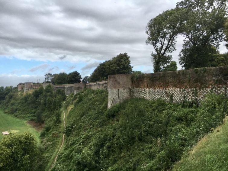 Au Dela Des Remparts Villa Montreuil  Eksteriør billede